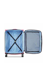 Valigia rigida rosa con un interno a strisce blu, dotata di cinghie a forma di X per fissare gli oggetti e di un compartimento a rete con zip.