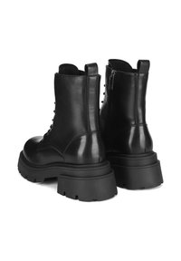 Czarne skórzane botki z grubą podeszwą, z sznurowadłami, bocznym zamkiem błyskawicznym i gładkim wykończeniem. Solidna konstrukcja i teksturowane akcenty.