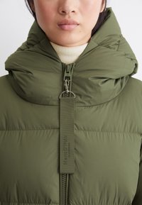 Marc O'Polo PUFFER COAT WITH HOOD SIDE SLITS WITH ZIPPER WELT POCKETS BACKPACK BELTS - Sulemantel - olive crop