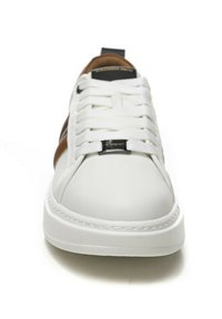 Sneaker bianca in pelle con accenti marroni, dotata di lacci bianchi, punta arrotondata e suola in gomma testurizzata. Design minimalista e dettagli di cucitura.