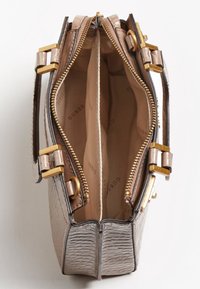 Strukturovaná kabelka z texturovaného světle šedého materiálu, s zlatými detaily, dvěma zipovými přihrádkami a béžovou podšívkou.