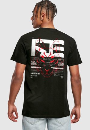 Schwarzes Baumwoll-T-Shirt mit einem grafischen Design auf der Rückseite, roten Akzenten, einem Fuchs-Gesicht und japanischem Text. Lässige Passform mit kurzen Ärmeln.