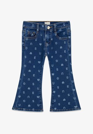 Dunkelblaue ausgestellte Jeans mit kleinen hellen Buchstaben und Herzformen als Muster überall, vorderer Knopfverschluss und zwei Vordertaschen.