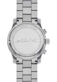 Reloj de acero inoxidable con un diseño elegante, pulsera de malla metálica plateada, fondo de caja pulido, firma grabada y resistencia al agua de hasta 10 ATM.