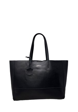 Borsa tote in pelle nera con due manici, superficie texturizzata e una piccola targhetta in pelle appesa vicino ai manici.