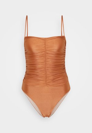 Ruched yksiosainen uimapuku metallinhohtoisessa oranssissa kankaassa, jossa on ohuet spaghetti-olkaimet ja muotoileva malli, jossa on korkea lahkeenkäynti.