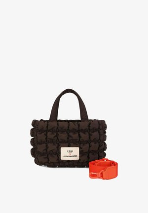 Braune gesteppte Handtasche mit geraffter Textur, zwei Griffen und einem abnehmbaren orangen Riemen. Verfügt über eine silberne Logoplatte auf der Vorderseite.