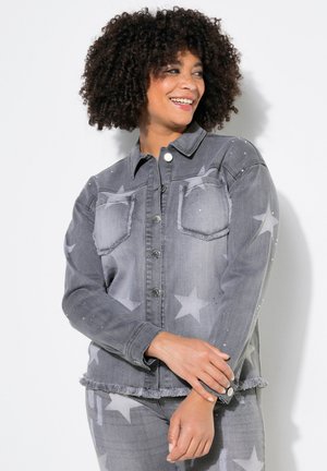 Giacca di denim grigia con motivo a stelle, orlo sfrangiato e dettagli con borchie. Collo classico, chiusura con bottoni e due tasche sul petto.