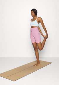 Sweaty Betty FOUNDATION SEAMLESS YOGA BRA - Sutiã desportivo de suporte ligeiro - alpine blue