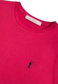 Světlý růžový tričko s kulatým výstřihem, na hrudi s malým černým vyšitým logem jezdce na koni a uvnitř bílé štítkem "Polo Club" velikost S.