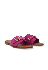 Fuchsia slide sandalen met twee brede banden, voorzien van gouden gespen en eyelets, op een bruine platte zool.