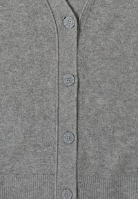 Cardigan grigio lavorato a maglia con scollo a V, sei bottoni rotondi grigi e polsini e orlo a coste. Tessuto liscio con motivo semplice.