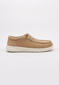 Scarpe casual in pelle tan con punta rotonda, suola in gomma beige, design con lacci e dettagli testurizzati sulla parte superiore per un tocco in più.