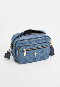 Niebieska teksturowana torba materiałowa z trzema przegrodami na zamek, złotymi akcentami, detalem logo i odpinanym paskiem na ramię.