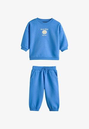 Set albastru de bluză și pantaloni de trening pentru copii mici, bluză are o față zâmbitoare și textul „Best Day Ever” în față.