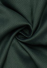 Diepgroen textiel met een fijn visgraatpatroon, gladde textuur en zachte val, die ingewikkelde weefdetails toont.