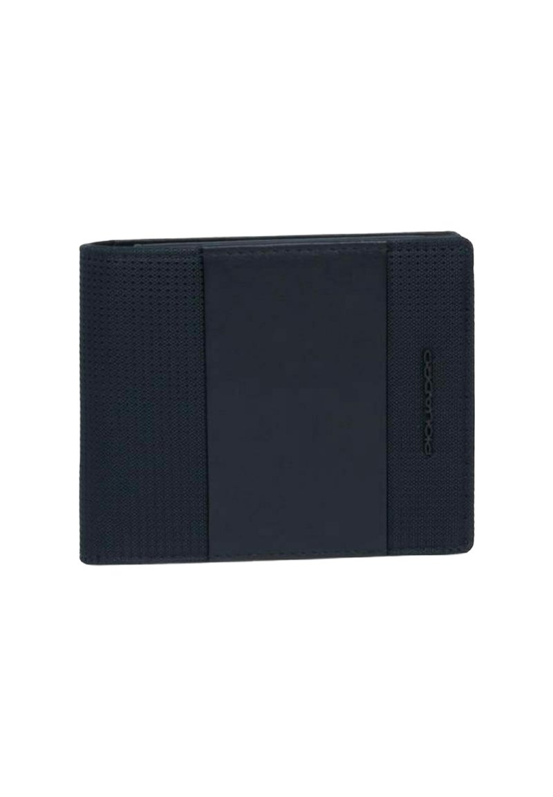 Portafoglio blu scuro realizzato in tessuto strutturato con un pannello liscio di accentuazione; presenta un logo sulla parte anteriore e un design bifold per carte e contanti.