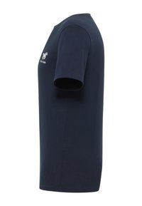 Marineblaues Baumwoll-T-Shirt mit kurzen Ärmeln, rundem Halsausschnitt und einem kleinen gestickten Logo auf der oberen linken Brust. Glatte Textur.