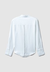 Camicia a maniche lunghe di colore azzurro chiaro con righe verticali bianche, caratterizzata da un collo rotondo, polsini con bottoni e un dettaglio di piega sul retro.