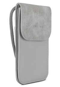 Custodia per telefono grigia in finta pelle con chiusura a pattina testurizzata. Presenta una tracolla intrecciata e un marchio impresso sul fronte.