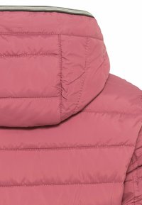 Veste rose matelassée avec capuche rembourrée et détails de coutures horizontales, ornée d'un bord à rayures grises et blanches sur le bord de la capuche.