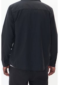 Czarna koszula zapinana na guziki z długimi rękawami, charakteryzująca się gładką teksturą materiału, kołnierzem w stylu klasycznym oraz subtelnym detalem na plecach.