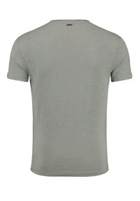 Lichtgrijze t-shirt met korte mouwen, een gladde textuur, ronde hals en een klein logosticker aan de achterkant, met een eenvoudig ontwerp.