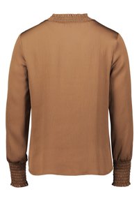 Blouse marron à manches longues avec un col et des poignets froncés, en tissu texturé et à coupe décontractée. Dos lisse sans détails supplémentaires.