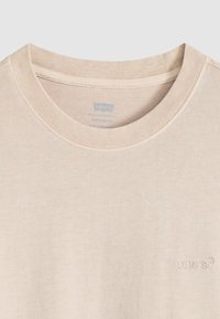 Μπεζ T-shirt Levi's με λαιμόκοψη crewneck και ριμπ ύφασμα στον γιακά, με διακριτικό κεντημένο λογότυπο στο στήθος, vintage εφαρμογή, κατασκευασμένο στο Μπαγκλαντές.