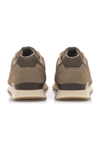 Zapatillas de ante marrón con un acabado suave, que cuentan con una suela de goma beige, un cuello acolchado y un acento de logo en el talón.