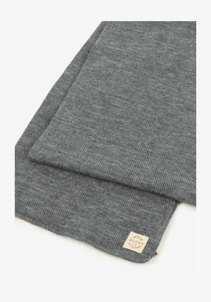 Bufanda gris acanalada hecha de textil suave. Presenta una etiqueta con detalles de la marca. Textura lisa y diseño plegado. Apariencia sencilla y práctica.