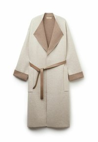 Beige ullblandad kappa med sjalkrage, bruna detaljer på ärmsluten och bältet, två framfickor och en öppen framsida.