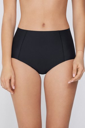 Braguitas de bikini negras de talle alto, usadas por una persona desde la cintura hasta la parte superior de los muslos, mostrando detalles de las costuras delanteras y laterales.