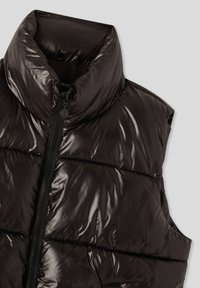Gilet nero in piuma con una texture lucida e trapuntata, colletto alto e chiusura frontale con zip. Il tessuto appare liscio e lucido.