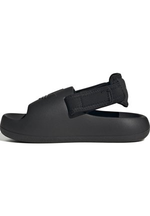 Sort polstret slidesandal med justerbar rem bagpå og tekstureret sål for greb og komfort.