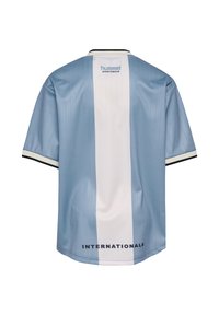 Ljusblå sporttröja med en vertikal vit rand, korta ärmar, svartaccentuerad krage och texten "INTERNATIONALS" vid fållen.
