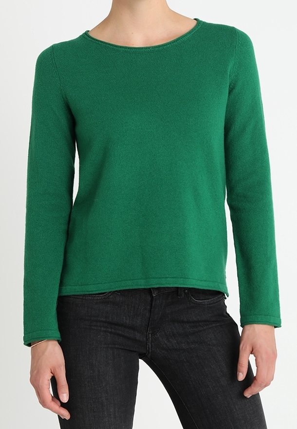 Maglia verde a maniche lunghe in maglia con scollo rotondo e vestibilità comoda, caratterizzata da una texture liscia e orlo dritto. Abbinata a jeans scuri.