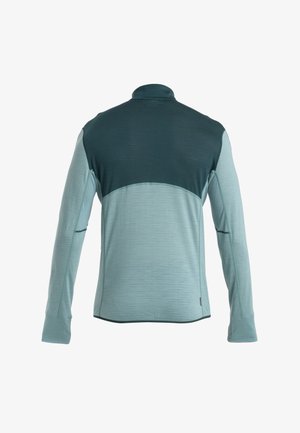 Długi rękaw sweter z turkusowym korpusem, ciemnozielonym karczkiem, teksturowanym materiałem, wysokim kołnierzem i przeszytymi detalami. Posiada otwory na kciuki w mankietach.