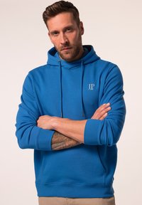 Felpa blu con cappuccio realizzata in tessuto morbido, dotata di tasca a marsupio frontale, cappuccio regolabile con cordino e piccolo logo ricamato sul petto.