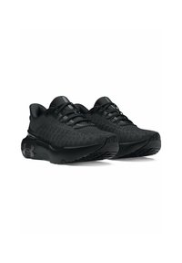 Zwarte sportieve schoenen met een getextureerde gebreide bovenkant, vetersluiting, gewatteerde kraag en een gevoerde zool met een patroonprofiel.