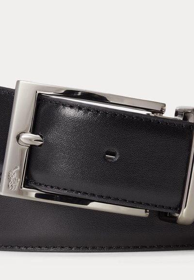 Cintura in pelle nera con fibbia rettangolare argentata lucida e piccolo logo inciso di un giocatore di polo nell'angolo della fibbia.
