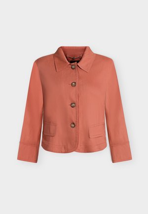 Veste pour femme couleur corail à boutons, manches longues, deux poches avant et col pointu, présentée sur un fond uni.