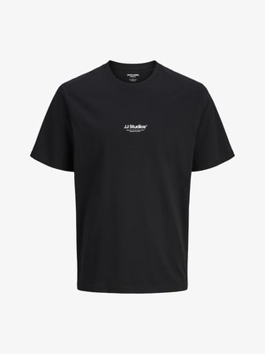 T-shirt nera in cotone con maniche corte, scollo rotondo e un piccolo logo bianco "JJ Studios" sul petto. Design semplice, senza fantasie.