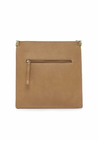 Borsa in pelle tan con texture a ciottoli, dotata di una tasca frontale con zip e hardware dorato, forma rettangolare piatta e bordi cuciti.