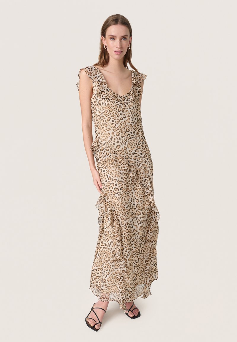Leopardprint maxi kjole med flæser på ærmerne, lavet af let stof, har V-udskæring og lagdelt flæse i nederste kant. Sorte strophæle.