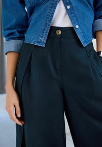 Next WIDE PETITE - Auduma bikses - navy blue