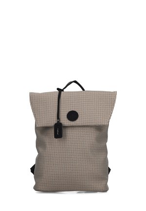 Sac à dos à motif pied-de-poule marron et beige avec poignée noire, zip noir et écusson rond noir avec logo sur le rabat avant.