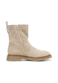 Beige suède enkellaars met een zijrits, ronde neus, gestructureerde rubberen zool en een trekband aan de achterkant. Eenvoudig en ongecompliceerd ontwerp.
