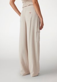 Guess RELAXED FIT - Cargobroek - beige