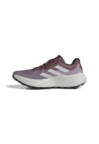 Zapatilla de running con un upper de color púrpura oscuro, diseño de tres franjas en blanco y suela texturizada para agarre. Ligera con una suela acolchada.